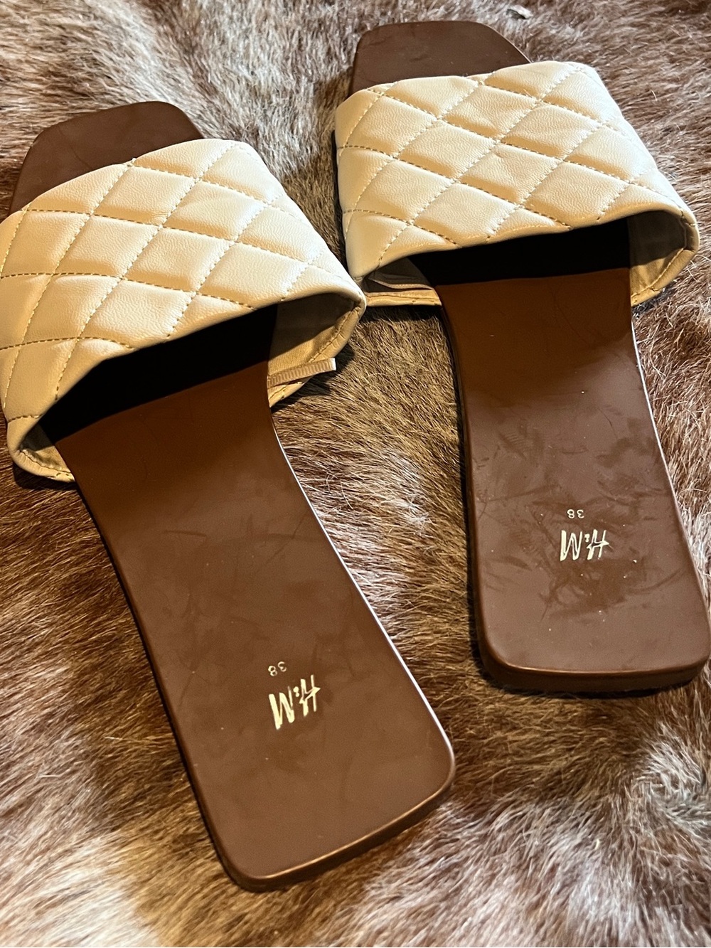 H&M Cream Quilted Slide Sandals with Brown Footbed